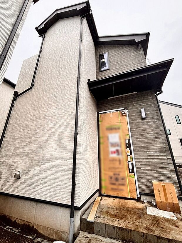 周辺の街並みの中で適度な主張、生活に溶け込むシンプルなデザインの外観が魅力の一戸建です。