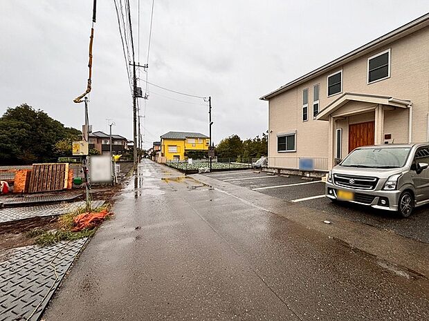 安心して暮らすことのできる住宅街。 住宅地の道路は一般に交通量が少なく車などの騒音が少ないため、住民にとって静かな生活環境が提供されます。