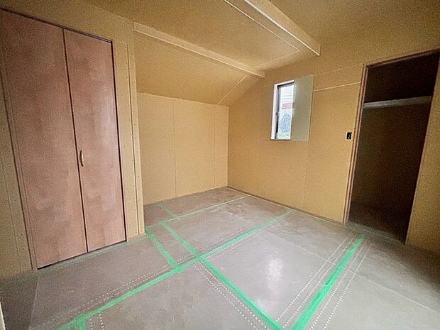 洋室はモダンなデザインと機能性を備え、快適な生活空間に。明るい窓から差し込む自然光が広々とした空間をさらに明るく開放的に感じさせます。