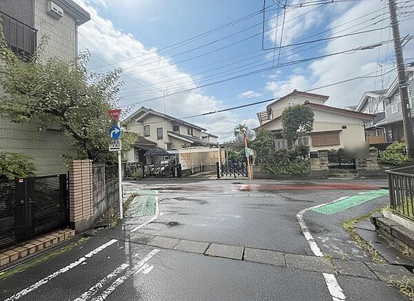 安心して暮らすことのできる住宅街。　住宅地の道路は一般に交通量が少なく車などの騒音が少ないため、住民にとって静かな生活環境が提供されます。