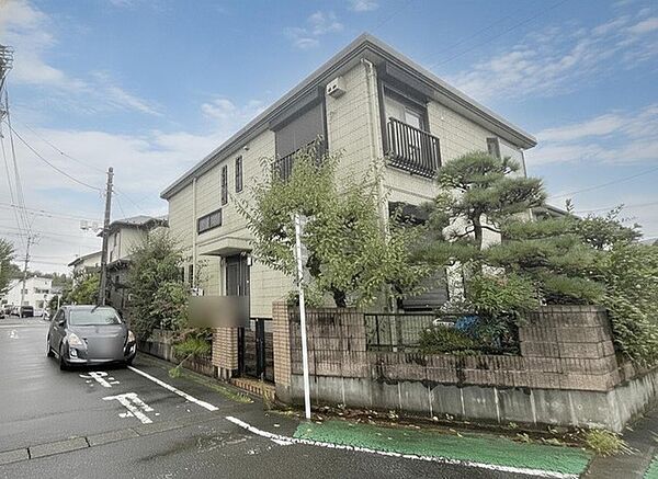 周辺の街並みの中で適度な主張、生活に溶け込むシンプルなデザインの外観が魅力の一戸建です。