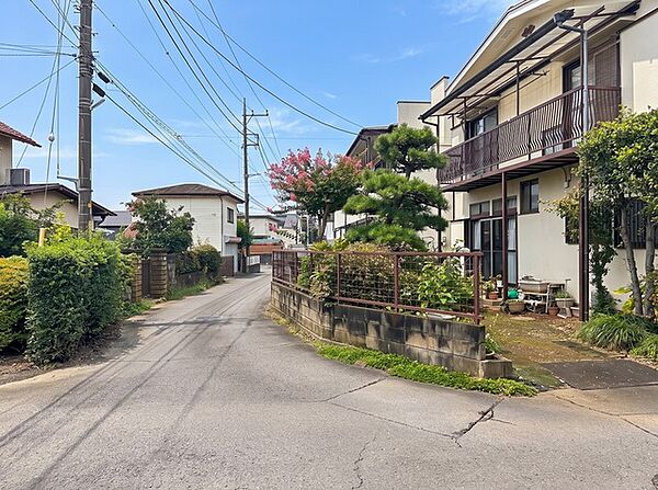 安心して暮らすことのできる住宅街。　住宅地の道路は一般に交通量が少なく車などの騒音が少ないため、住民にとって静かな生活環境が提供されます。