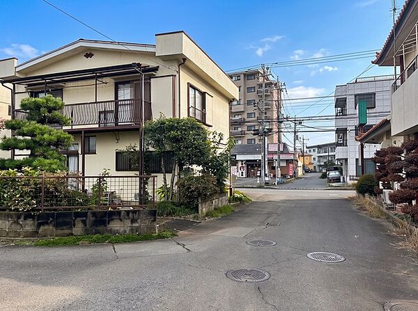 現地ご見学の際、スタッフが様々なご質問に対応いたします、周辺環境、前面道路、建築可能な建物について、ぜひご相談ください。
