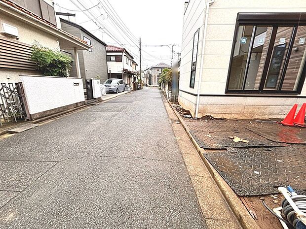 安心して暮らすことのできる住宅街。 住宅地の道路は一般に交通量が少なく車などの騒音が少ないため、住民にとって静かな生活環境が提供されます。
