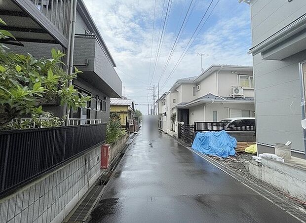 安心して暮らすことのできる住宅街。 住宅地の道路は一般に交通量が少なく車などの騒音が少ないため、住民にとって静かな生活環境が提供されます。