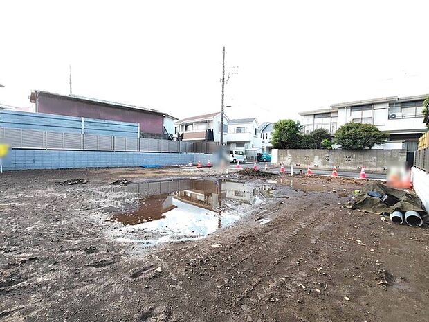 現地ご見学の際、スタッフが様々なご質問に対応いたします、周辺環境、前面道路、建築可能な建物について、ぜひご相談ください。