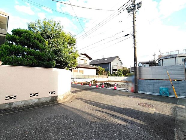 周辺は住宅が建ち並ぶ閑静な住宅街です。