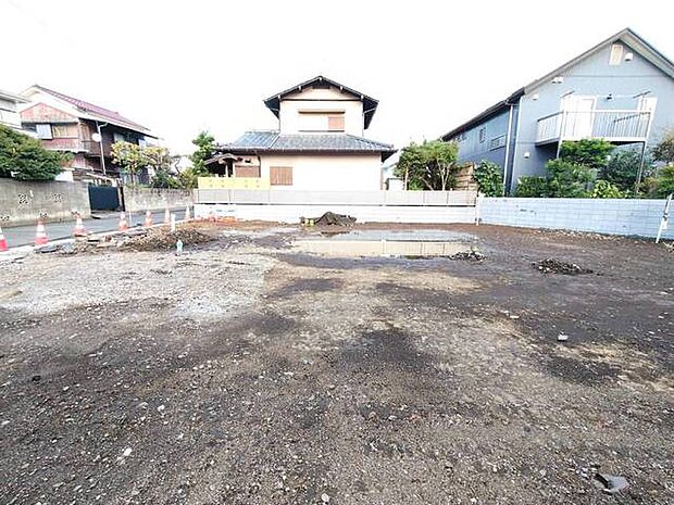 土地物件にはご確認頂くポイントがたくさんございます、土地だけのご見学の際もご遠慮せず、ぜひお気軽に担当スタッフにお申しつけくださいませ。