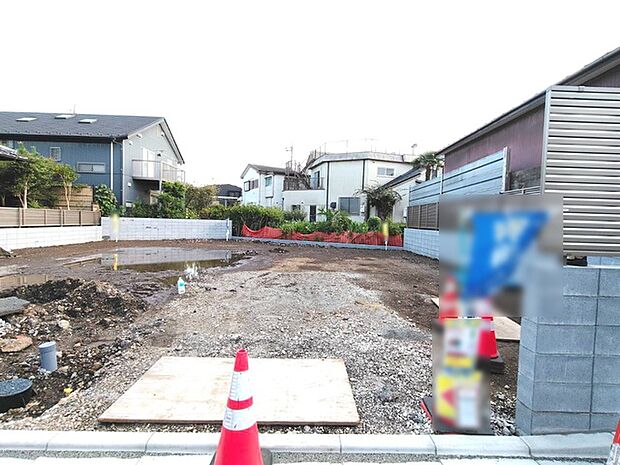 現地ご見学の際、スタッフが様々なご質問に対応いたします、周辺環境、前面道路、建築可能な建物について、ぜひご相談ください。