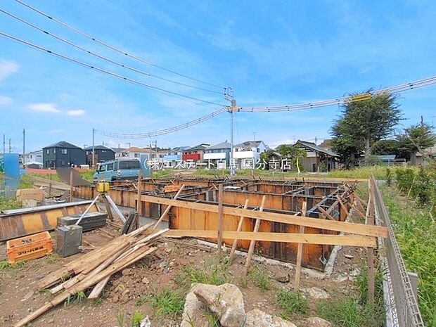 周辺の街並みの中で適度な主張、生活に溶け込むシンプルなデザインの外観が魅力の一戸建です。 