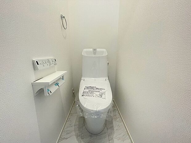トイレにはウォシュレット機能を標準装備。 