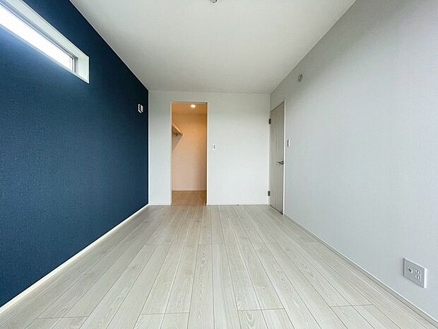 洋室はモダンなデザインと機能性を備え、快適な生活空間に。明るい窓から差し込む自然光が広々とした空間をさらに明るく開放的に感じさせます。