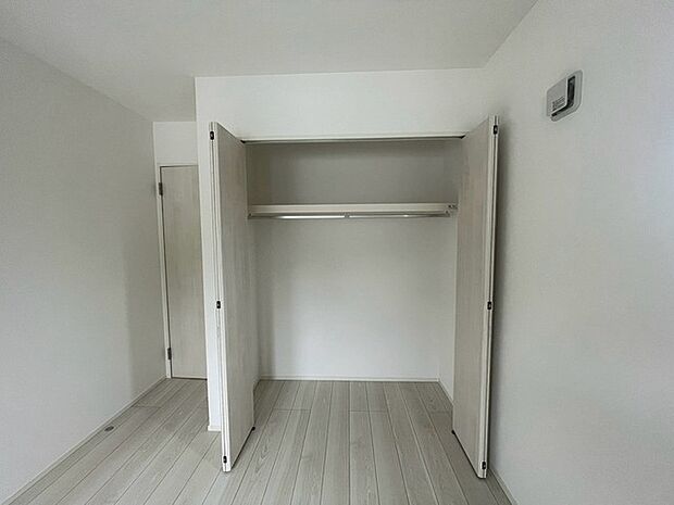 各お部屋に収納が設置されています。