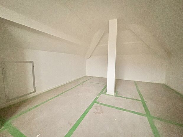 大型の屋根裏ストレージがあります。趣味の空間や書庫などに。
