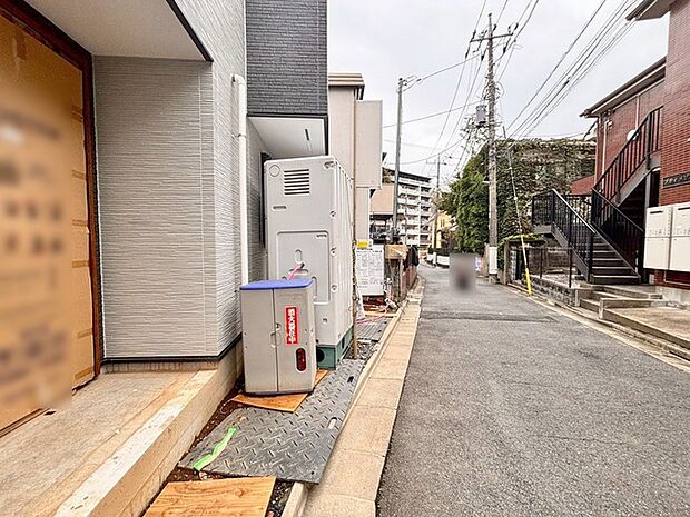 安心して暮らすことのできる住宅街。 住宅地の道路は一般に交通量が少なく車などの騒音が少ないため、住民にとって静かな生活環境が提供されます。
