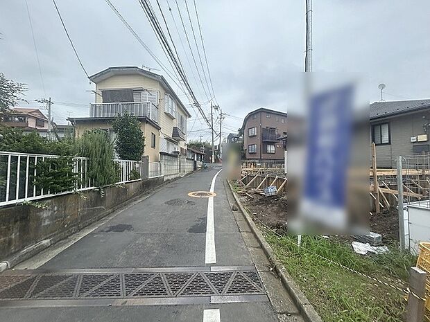 安心して暮らすことのできる住宅街。 住宅地の道路は一般に交通量が少なく車などの騒音が少ないため、住民にとって静かな生活環境が提供されます。