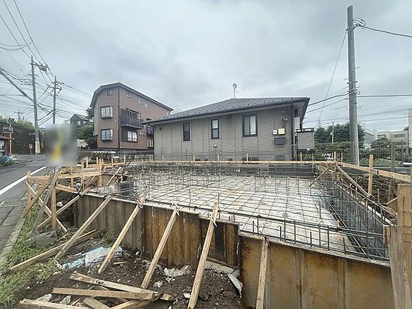 現在建物を建築中です、建築中の物件については現地確認の他、同施工会社の完成施工例のご案内、担当者のプレゼンテーションにてご検討ください。適切なご検討の方法をご説明させて頂きます。