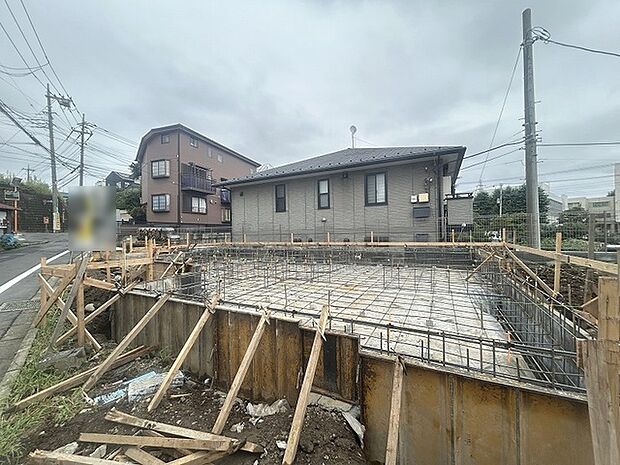 現在建物を建築中です、建築中の物件については現地確認の他、同施工会社の完成施工例のご案内、担当者のプレゼンテーションにてご検討ください。適切なご検討の方法をご説明させて頂きます。