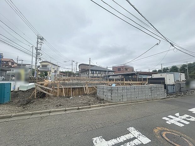 現在建物を建築中です、建築中の物件については現地確認の他、同施工会社の完成施工例のご案内、担当者のプレゼンテーションにてご検討ください。適切なご検討の方法をご説明させて頂きます。