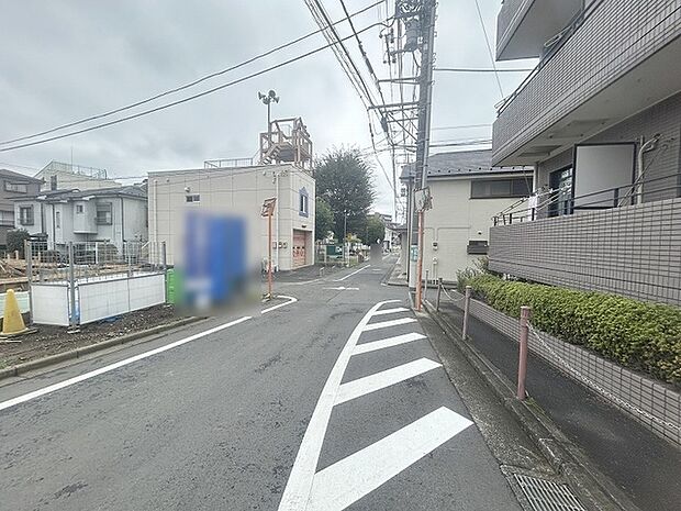 安心して暮らすことのできる住宅街。 住宅地の道路は一般に交通量が少なく車などの騒音が少ないため、住民にとって静かな生活環境が提供されます。
