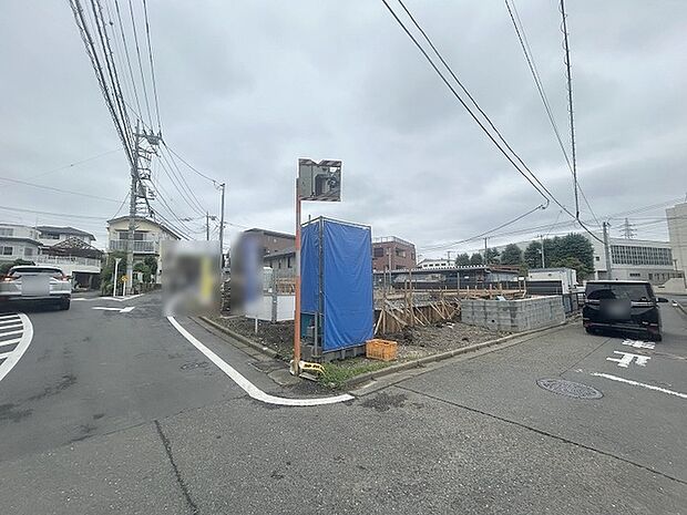 周辺は住宅が建ち並ぶ閑静な住宅街です。