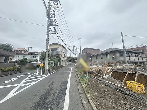 安心して暮らすことのできる住宅街。 住宅地の道路は一般に交通量が少なく車などの騒音が少ないため、住民にとって静かな生活環境が提供されます。
