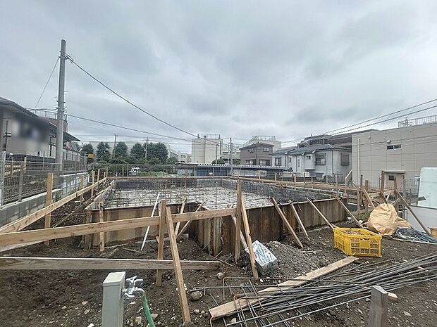 現在建物を建築中です、建築中の物件については現地確認の他、同施工会社の完成施工例のご案内、担当者のプレゼンテーションにてご検討ください。適切なご検討の方法をご説明させて頂きます。