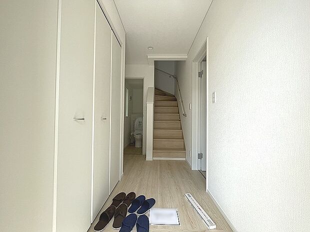 玄関は家の第一印象を左右する重要な場所。ほどよい広さとスタイリッシュな色遣いが印象的です。 