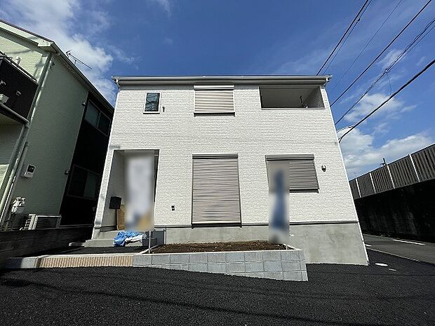 周辺の街並みの中で適度な主張、生活に溶け込むシンプルなデザインの外観が魅力の一戸建です。 