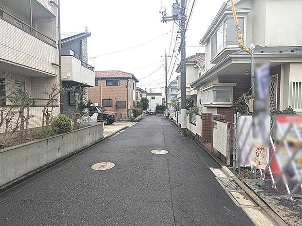 安心して暮らすことのできる住宅街。 住宅地の道路は一般に交通量が少なく車などの騒音が少ないため、住民にとって静かな生活環境が提供されます。