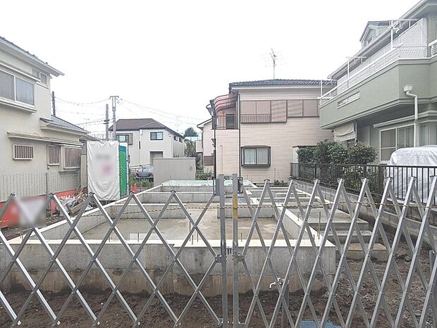 周辺は住宅が建ち並ぶ閑静な住宅街です。
