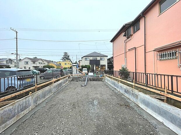 周辺は住宅が建ち並ぶ閑静な住宅街です。