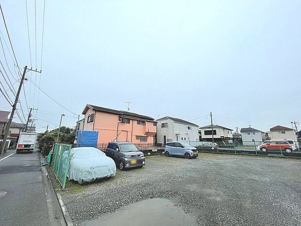 安心して暮らすことのできる住宅街。 住宅地の道路は一般に交通量が少なく車などの騒音が少ないため、住民にとって静かな生活環境が提供されます。
