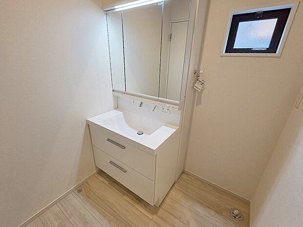 三面鏡に洗面台。 コンセントに照明機能、多機能性を備えた設備です。  