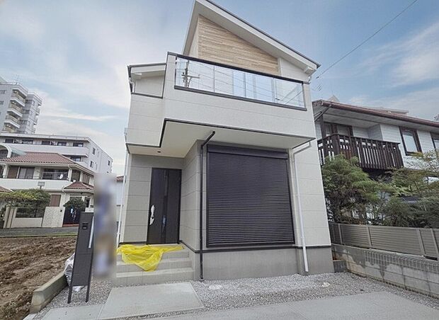周辺の街並みの中で適度な主張、生活に溶け込むシンプルなデザインの外観が魅力の一戸建です。 