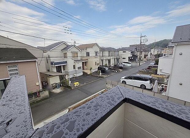 バルコニーからの眺望です。実際に現地で眺望もご確認ください。 