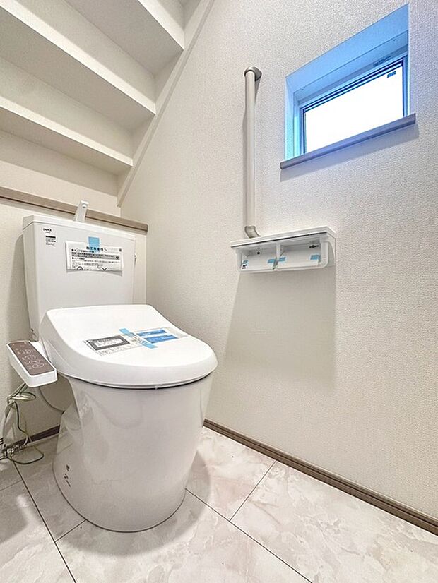 階段下を有効活用したトイレスペース。 便座はもちろんウォシュレット。  