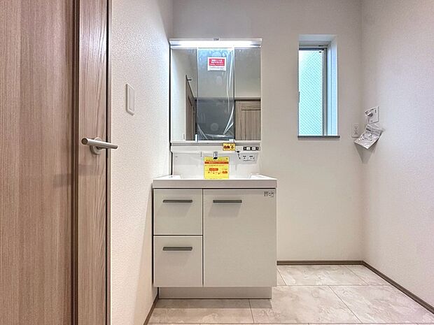 三面鏡に洗面台。 コンセントに照明機能、多機能性を備えた設備です。  