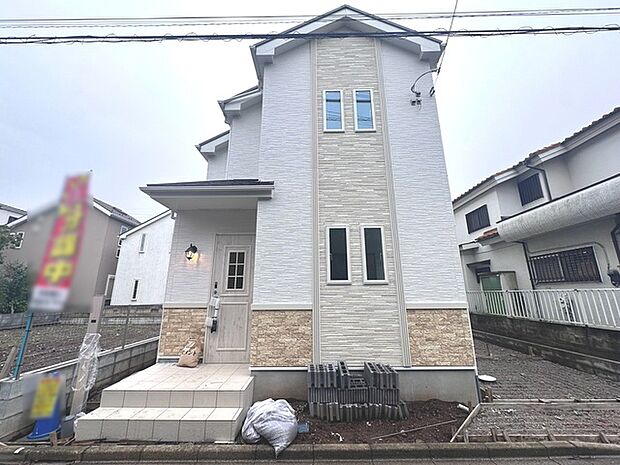 建物が完成しましたので室内のご見学予約スタート。当日のご見学予約も大歓迎です。お気軽にご連絡ください。エステート白馬国分寺店は火曜水曜も営業しております。 