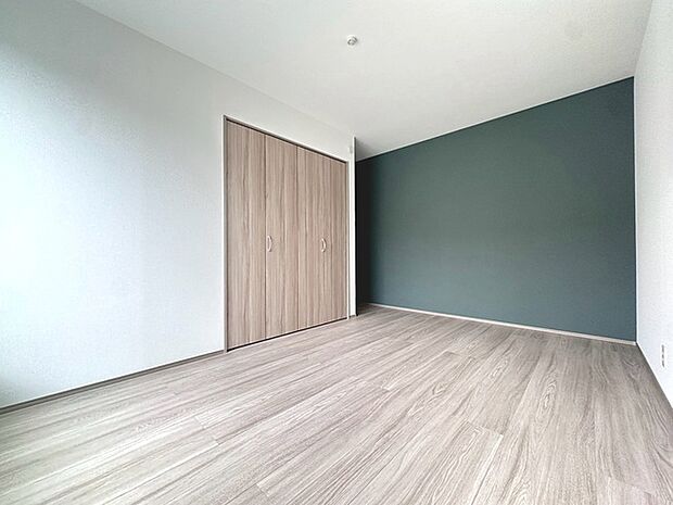 スタイリッシュなデザインと快適な居住性を兼ね備えた洋室。広々とした空間は、自分らしいインテリアを楽しむことができるほか、リラックスした時間を過ごすことができそうです。 