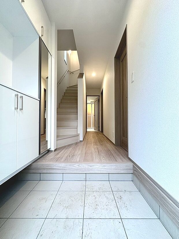 建物が完成しましたので室内のご見学予約スタート。当日のご見学予約も大歓迎です。お気軽にご連絡ください。エステート白馬国分寺店は火曜水曜も営業しております。 