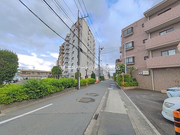 周辺は住宅が建ち並ぶ閑静な住宅街です。