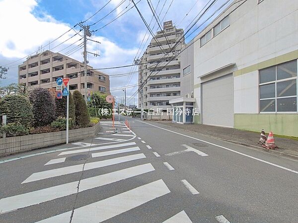 見通しのよいすっきりとした前面道路で開放感が感じられるロケーションです。