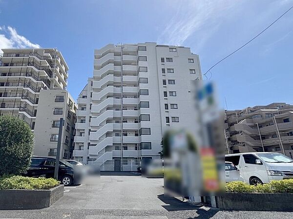 周辺の街並みの中で適度な主張、生活に溶け込むシンプルなデザインの外観が魅力の建物です。
