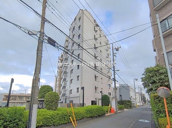 穏やかな時間が流れる落ち着いた住環境に佇むスマートな外観デザインです。