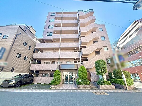 周辺の街並みの中で適度な主張、生活に溶け込むシンプルなデザインの外観が魅力の建物です。