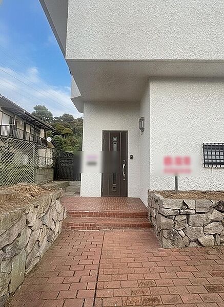温かみのあるレンガ敷きのアプローチが心地よい帰宅の時間を演出します。