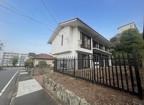 周辺の街並みの中で適度な主張、生活に溶け込むシンプルなデザインの外観が魅力の一戸建です。