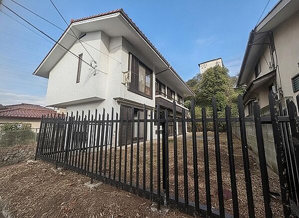 周辺の街並みの中で適度な主張、生活に溶け込むシンプルなデザインの外観が魅力の一戸建です。