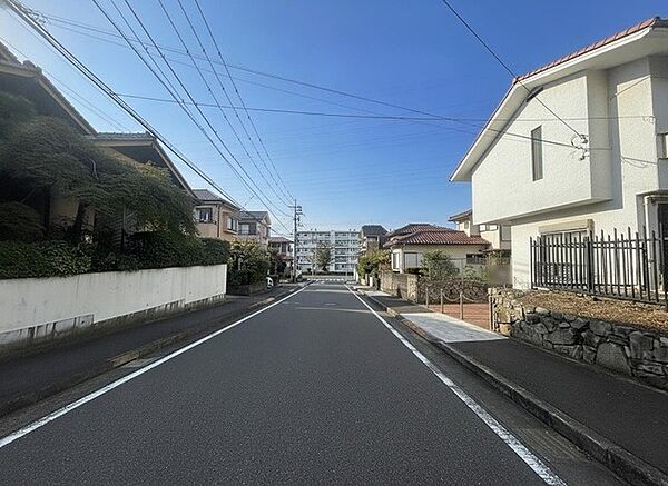 安心して暮らすことのできる住宅街。　住宅地の道路は一般に交通量が少なく車などの騒音が少ないため、住民にとって静かな生活環境が提供されます。